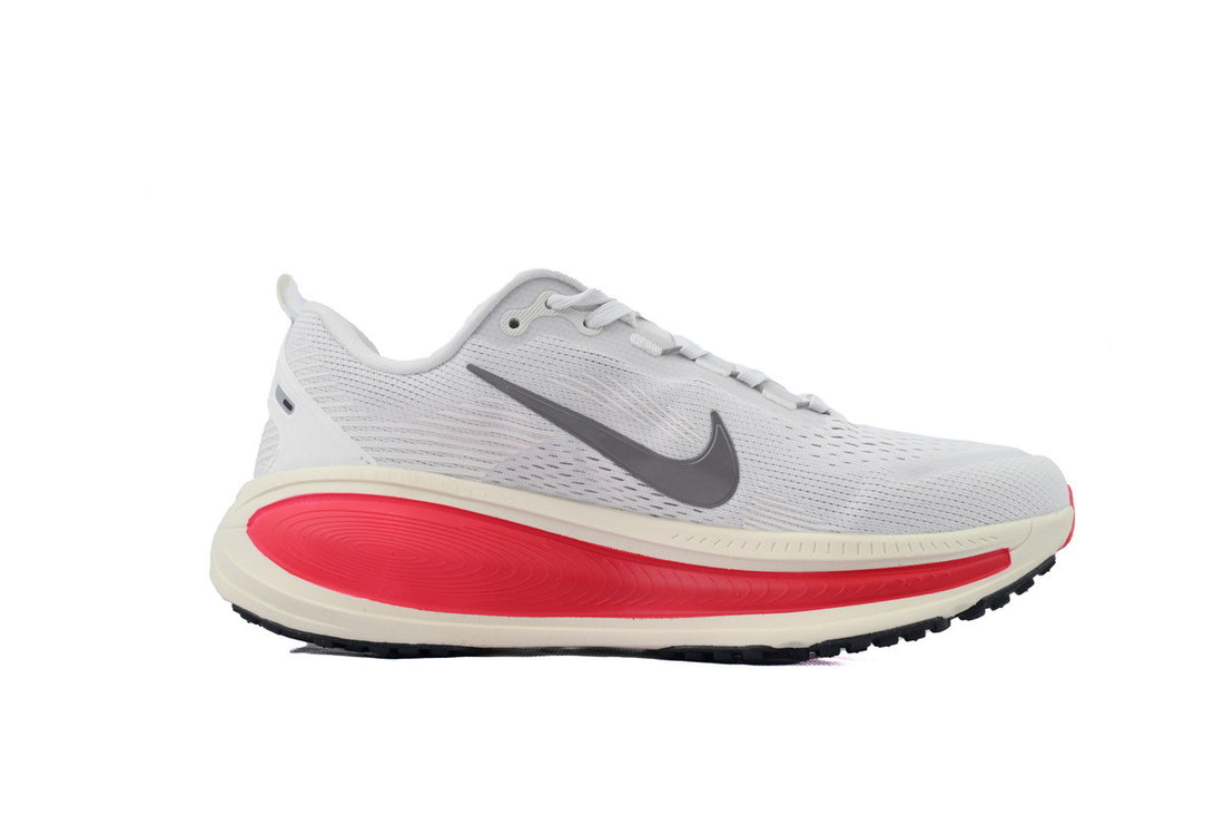 Chaussures de course Nike Vomero 18 - Blanc/Lave Incandescente