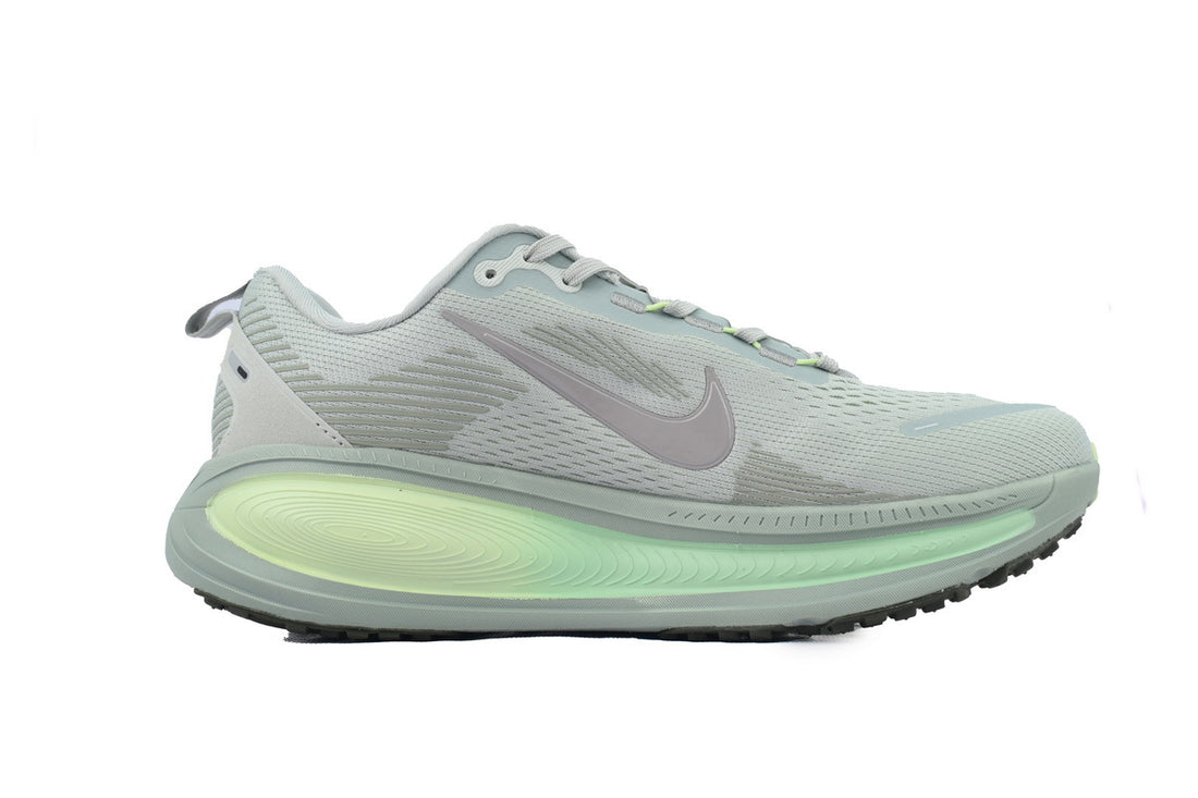 Chaussures de course Nike Vomero 18 - Vert pâle/Argent clair